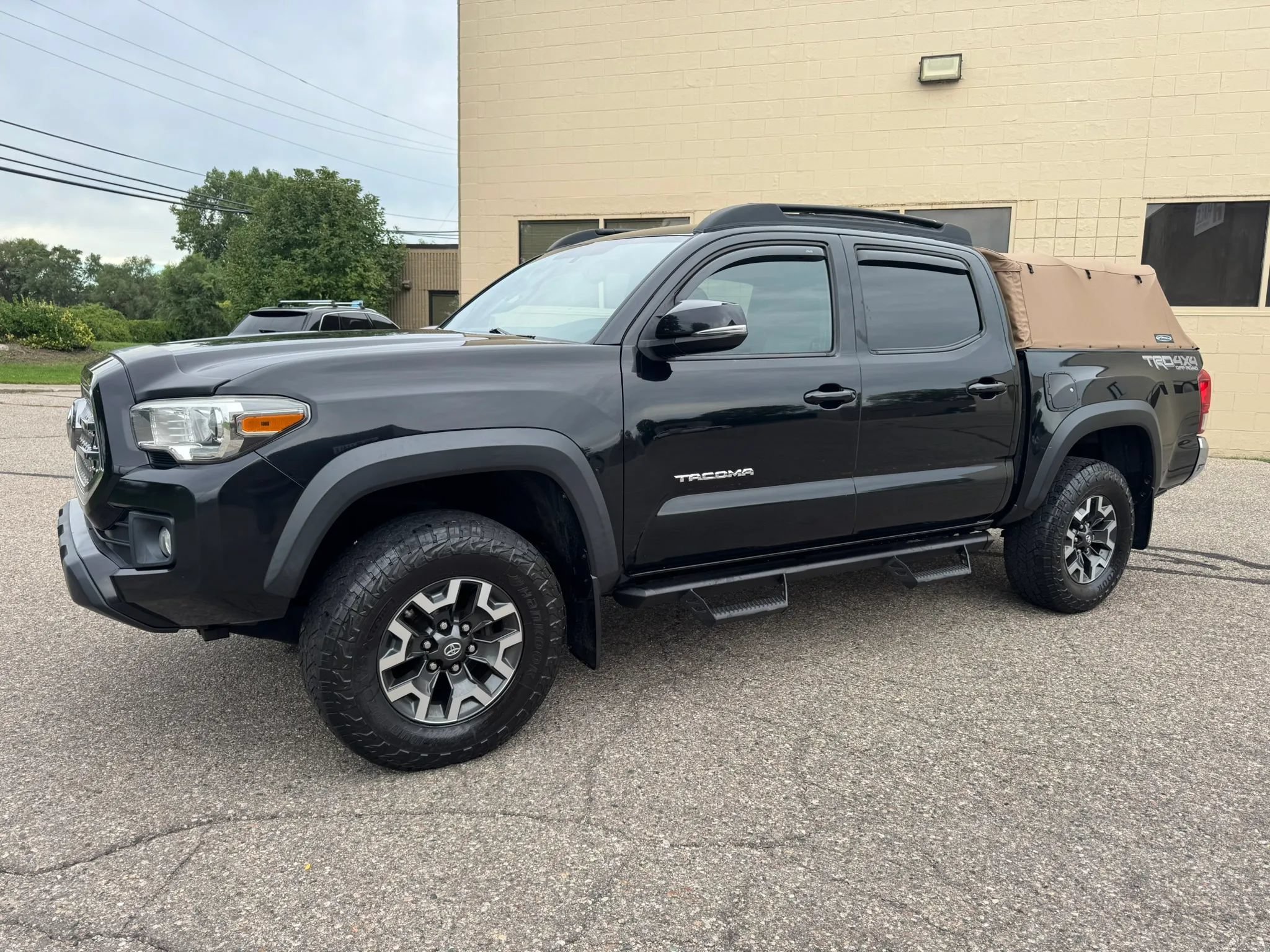 Used 2017 Toyota Tacoma TRD Off-Road AWD/4WD image 4