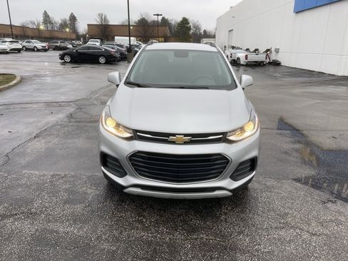 Used 2022 Chevrolet Trax LT w/ LT Convenience Package image 2
