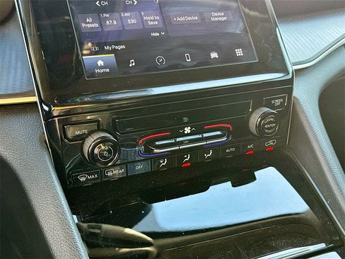 Used 2024 Jeep Grand Cherokee L Laredo image 16