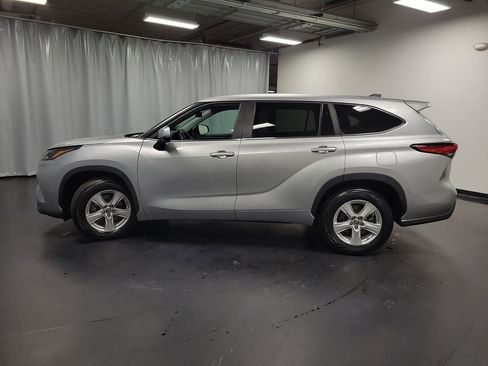 Used 2023 Toyota Highlander LE image 5