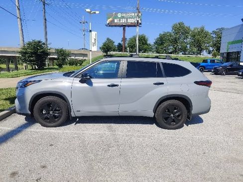 Used 2024 Toyota Highlander XLE AWD/4WD image 8