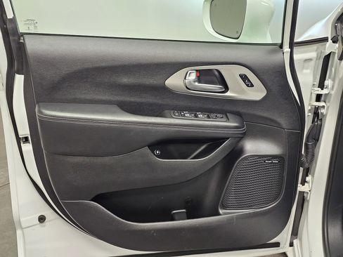 Used 2022 Chrysler Pacifica Limited w/ S Appearance Package FWD image 20