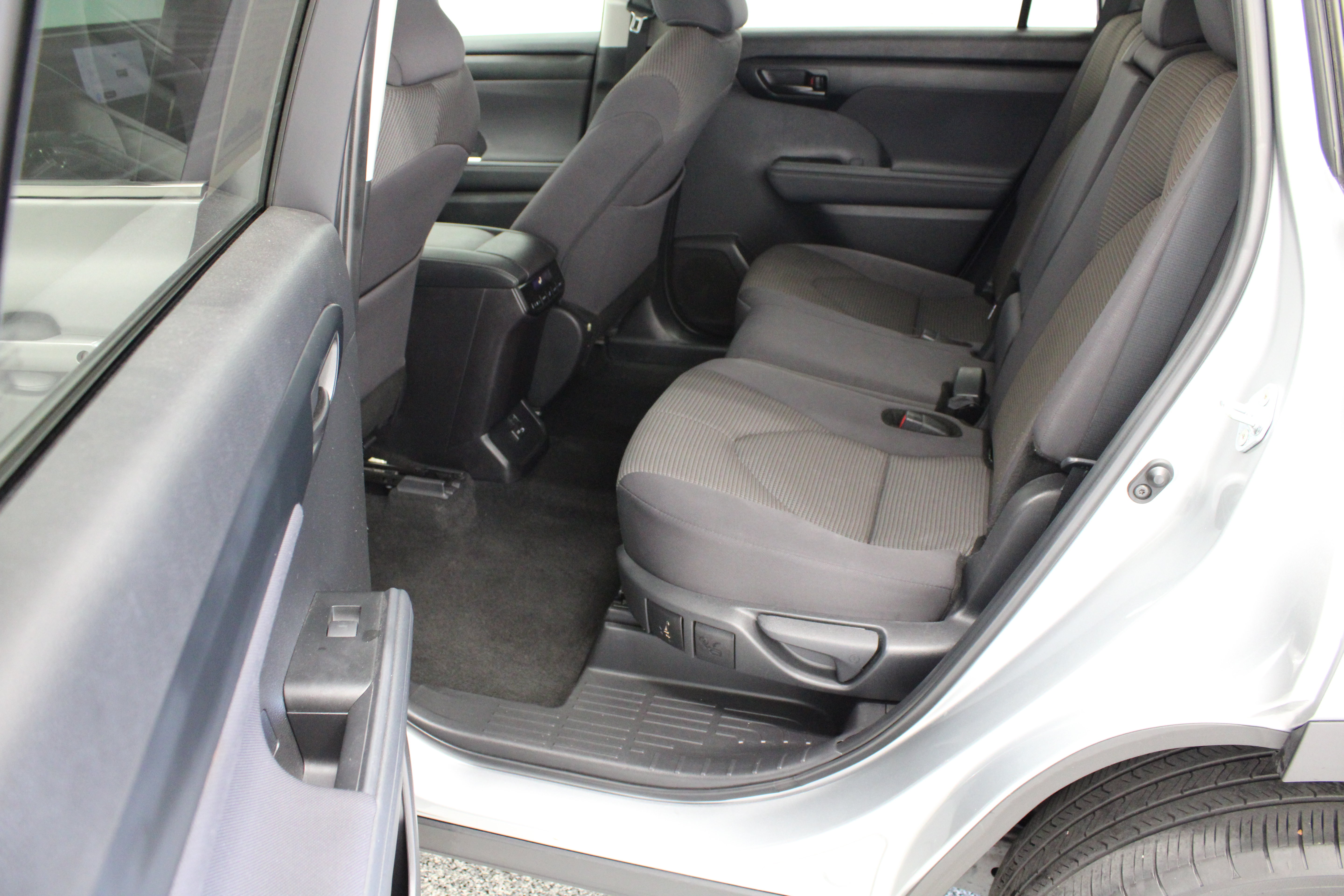 Used 2025 Toyota Highlander LE FWD image 28