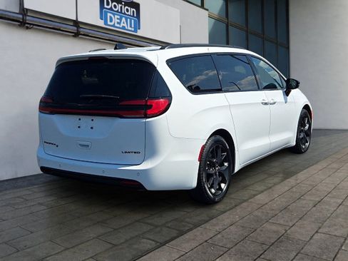 Used 2025 Chrysler Pacifica Limited FWD image 3