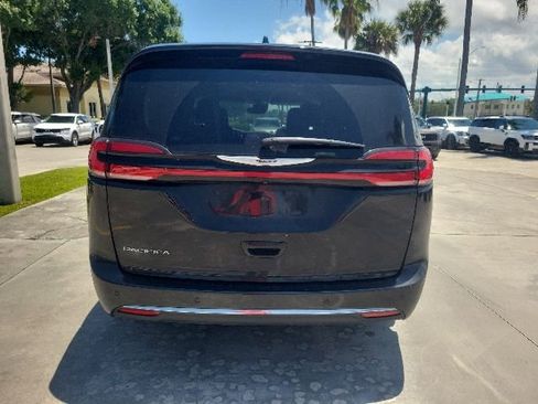Used 2021 Chrysler Pacifica Touring-L w/ Uconnect Theater Family Group FWD image 4