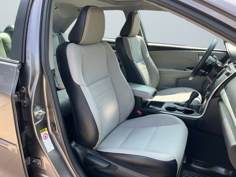 Used 2017 Toyota Camry SE w/ Moonroof Package FWD image 16