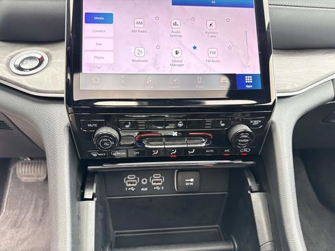 Used 2025 Jeep Grand Cherokee Limited w/ Black Appearance Package image 29