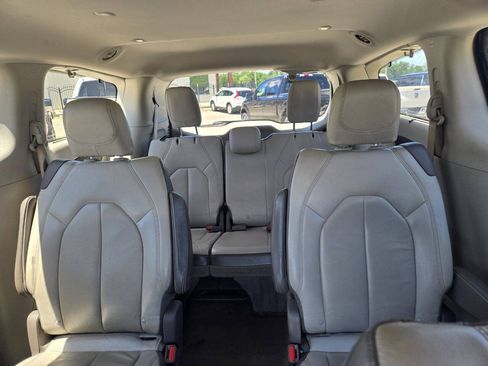 Used 2017 Chrysler Pacifica Touring-L w/ Tire & Wheel Group FWD image 8