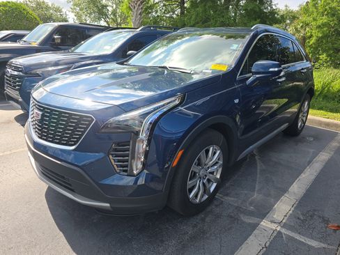 Used 2022 Cadillac XT4 Premium Luxury w/ Enhanced Visibility Package FWD image 3