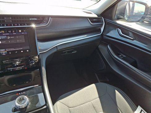 Used 2023 Jeep Grand Cherokee Laredo AWD/4WD image 17