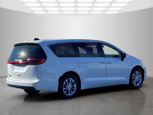 New 2026 Chrysler Pacifica Select image 7