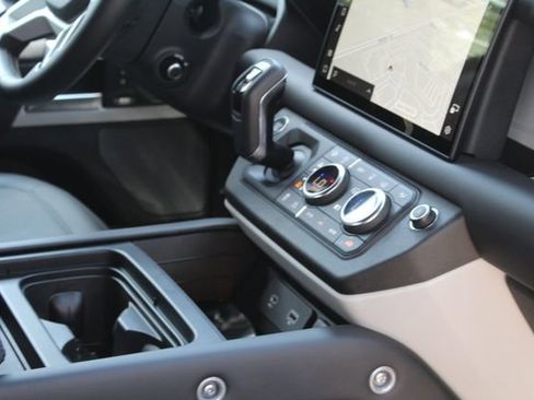 Used 2024 Land Rover Defender 110 SE image 26