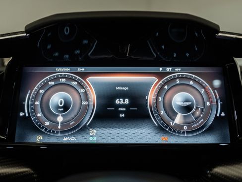 Used 2025 Aston Martin Vanquish Coupe image 6