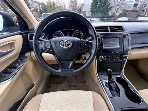 Used 2016 Toyota Camry LE image 5