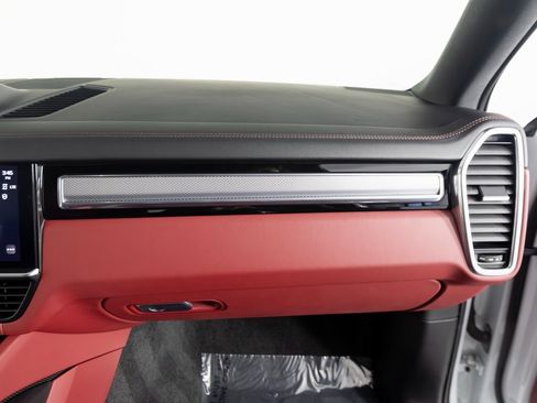 Certified 2023 Porsche Cayenne Platinum Edition image 32