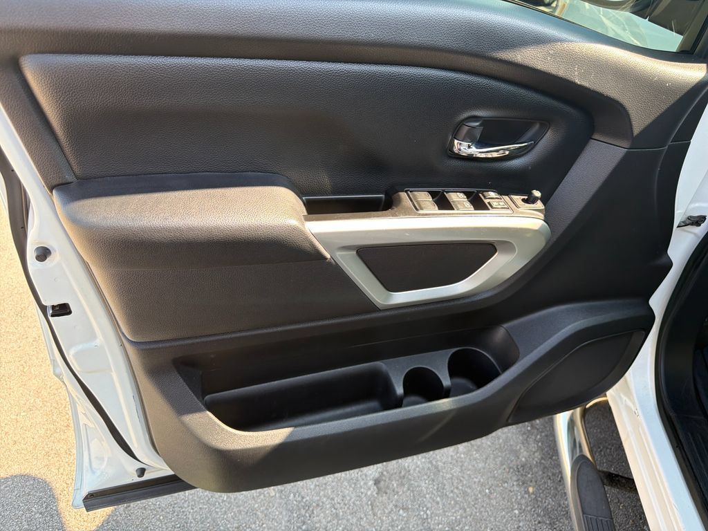 Used 2018 Nissan Titan SV AWD/4WD image 17