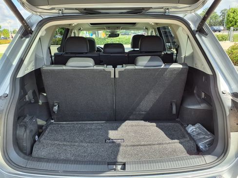 Used 2022 Volkswagen Tiguan SE w/ Panoramic Sunroof Package FWD image 11