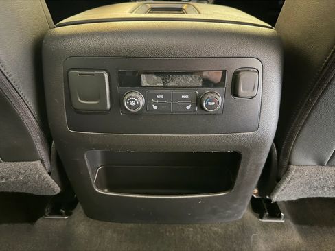 Used 2017 GMC Yukon SLT AWD/4WD image 37