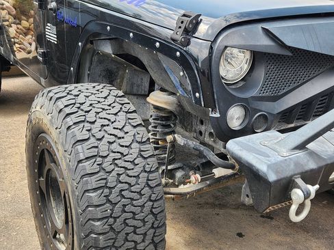 Used 2017 Jeep Wrangler Unlimited Rubicon w/ Connectivity Group AWD/4WD image 12