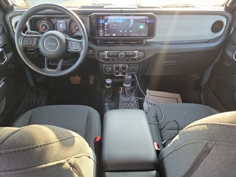 Used 2025 Jeep Gladiator Sport AWD/4WD image 12
