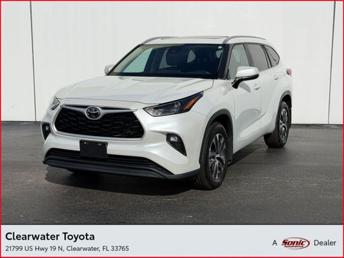Used 2023 Toyota Highlander XLE AWD/4WD image 1