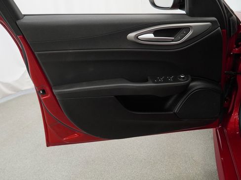 Used 2024 Alfa Romeo Giulia Veloce image 38