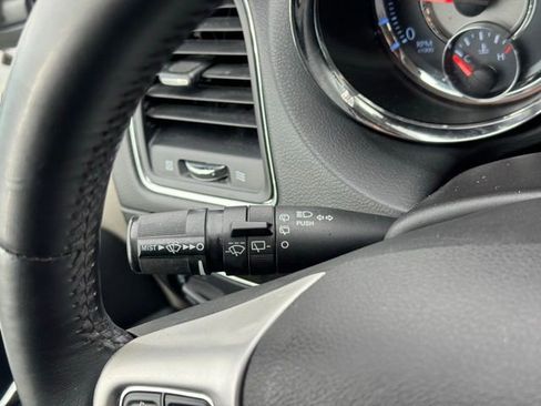 Used 2015 Chrysler Town & Country Touring image 25