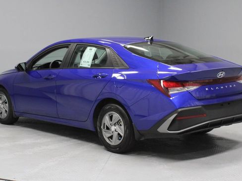 Used 2025 Hyundai Elantra SE FWD image 8