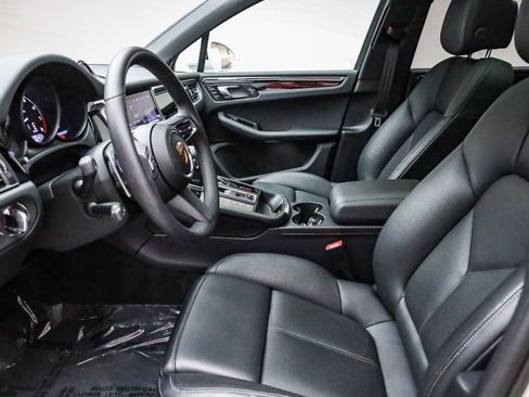 Certified 2025 Porsche Macan AWD/4WD image 19