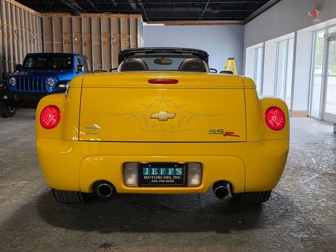 Used 2004 Chevrolet SSR w/ Preferred Equipment Group RWD image 5