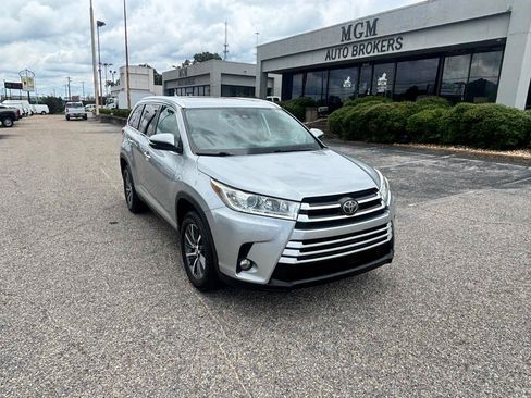 Used 2019 Toyota Highlander XLE FWD image 3