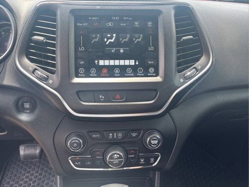 Used 2019 Jeep Cherokee Trailhawk w/ Cold Weather Group image 9