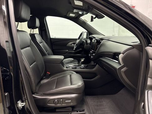 Used 2023 Chevrolet Traverse LT w/ Rear Camera Mirror Package image 34