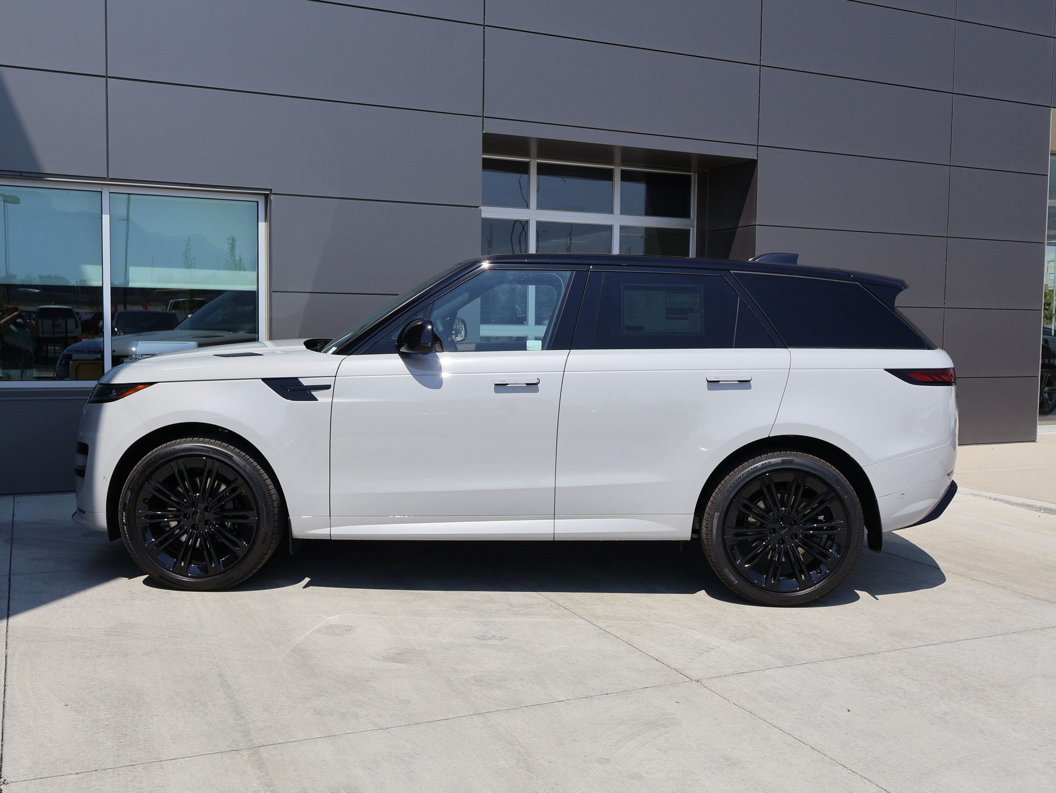 New 2026 Land Rover Range Rover Sport Dynamic SE AWD/4WD image 9