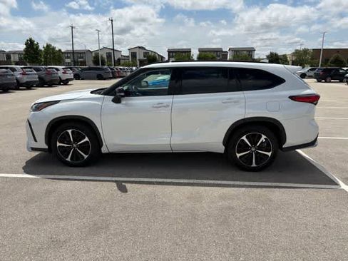 Used 2022 Toyota Highlander XSE AWD/4WD image 2