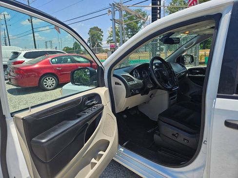 Used 2019 Dodge Grand Caravan SE FWD image 9