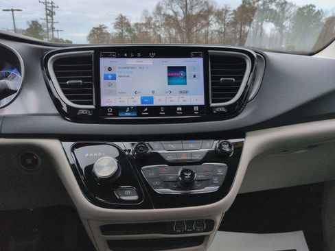 Used 2023 Chrysler Pacifica Touring-L image 12