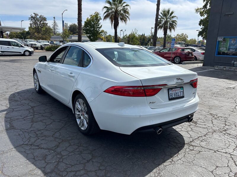 Used 2017 Jaguar XF Premium RWD image 5