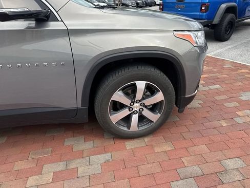 Used 2018 Chevrolet Traverse LT w/ LPO, Floor Liner Package FWD image 17