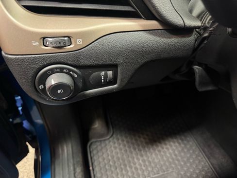 Used 2018 Jeep Cherokee Latitude w/ Altitude Package image 16