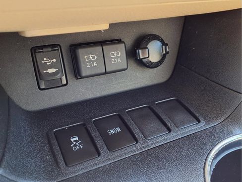 Used 2019 Toyota Highlander XLE FWD image 24