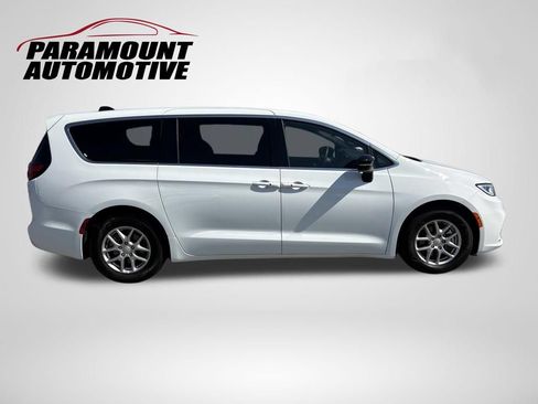 Used 2025 Chrysler Pacifica Select FWD image 3