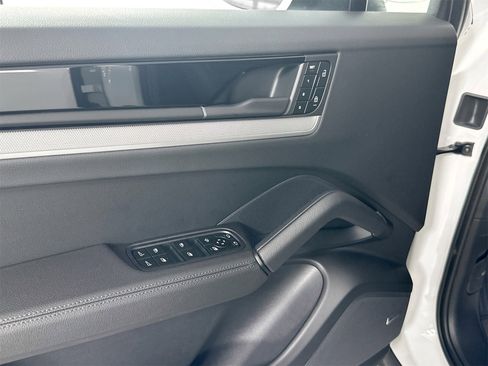 Certified 2025 Porsche Cayenne Coupe image 32