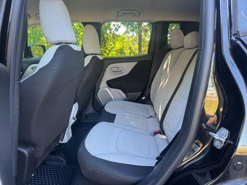 Used 2018 Jeep Renegade Latitude w/ Cold Weather Group AWD/4WD image 13