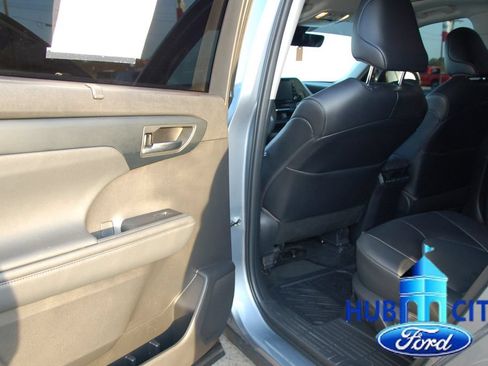 Used 2022 Toyota Highlander XLE FWD image 13