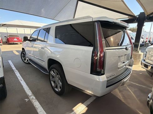 Used 2020 Cadillac Escalade ESV Premium Luxury image 4
