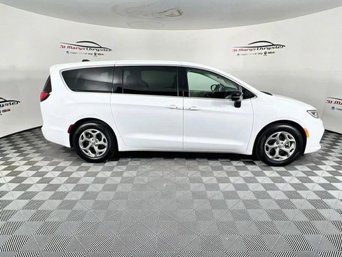 Used 2024 Chrysler Pacifica Limited FWD image 9