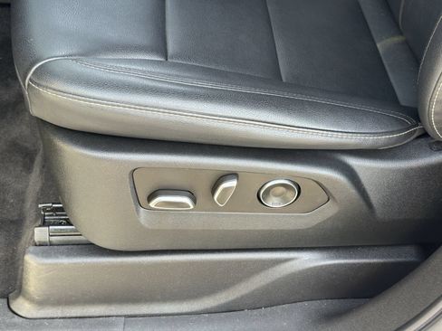 Used 2022 Cadillac Escalade Luxury AWD/4WD image 22