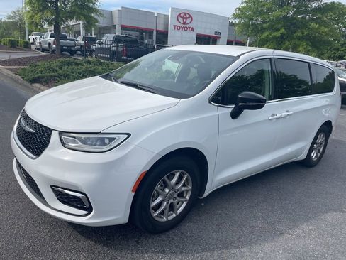 Used 2024 Chrysler Pacifica Touring-L image 2