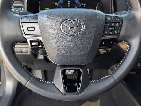 Used 2025 Toyota Camry SE FWD image 5